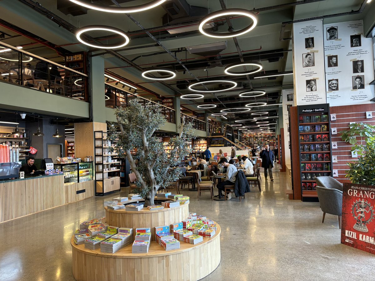 Londra @Waterstones değil , Paris @fnac de. İstanbul @penguenkitabevi. Daha güzelini görmedim. Sadece kitabın değil okumanın,dinlemenin,çalışmanın… da evi👏👏👏🧿