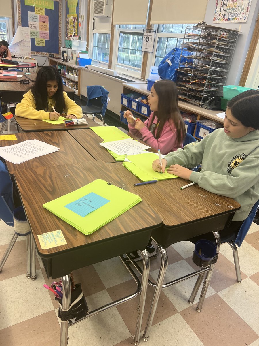 Kids Take Action organizing the school to make pretty spring placemats for the guests at the Mary Brennan Inn Soup Kitchen! #ewlearns ⁦@NorthSideEW⁩ ⁦@MrsTruskiewicz⁩