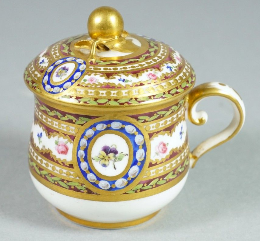 Pot à jus couvert en porcelaine du service à frise riche en or et en couleur de la Reine Marie-Antoinette [ou Gustave III de Suède], @sevresceramique. Marqué : LL entrelacés, lettre-date GG pour 1784, marque du peintre Commelin. H. 8 cm. Mercredi 27 mars, Yann Le Mouel, @Drouot.