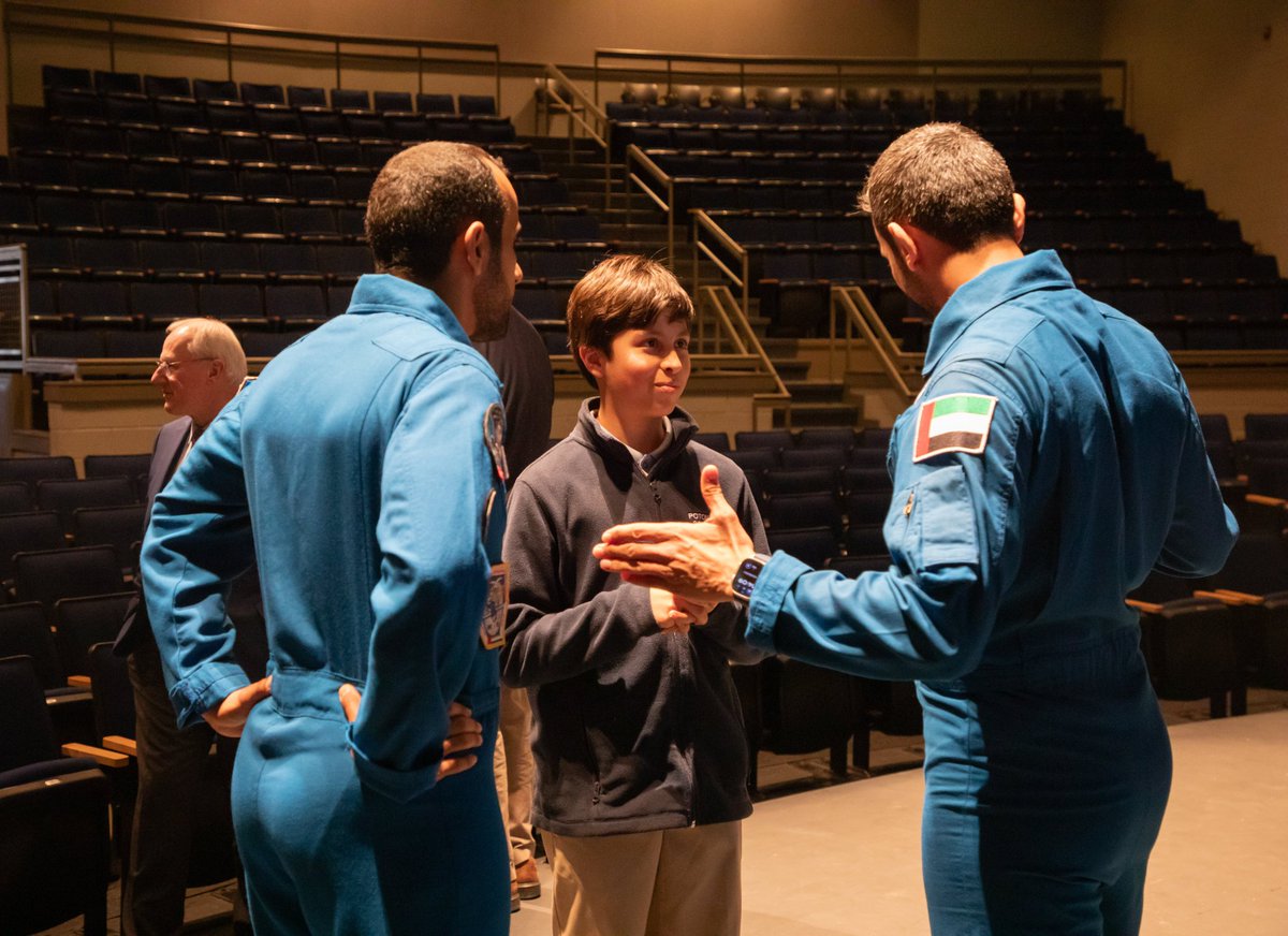 theeyessource's tweet image. #Metstudents from the #Potomac School in the #USA with @astro_hazzaa and H.E. #YousefAlOtaiba, #UAE Ambassador to the USA. Students worldwide share similar dreams and ambitions, shaping the future of space exploration together 🚀 #SpaceExploration #PotomacSchool #HazzaaAlMansoori