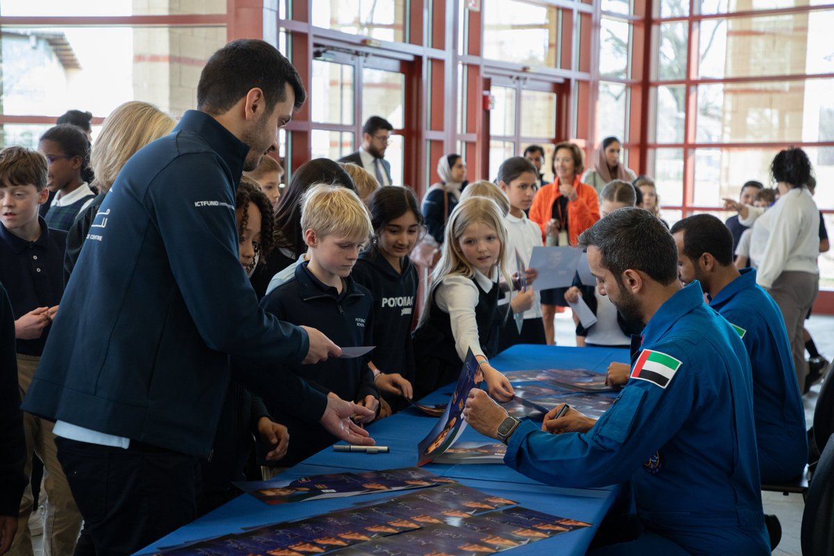 theeyessource's tweet image. #Metstudents from the #Potomac School in the #USA with @astro_hazzaa and H.E. #YousefAlOtaiba, #UAE Ambassador to the USA. Students worldwide share similar dreams and ambitions, shaping the future of space exploration together 🚀 #SpaceExploration #PotomacSchool #HazzaaAlMansoori