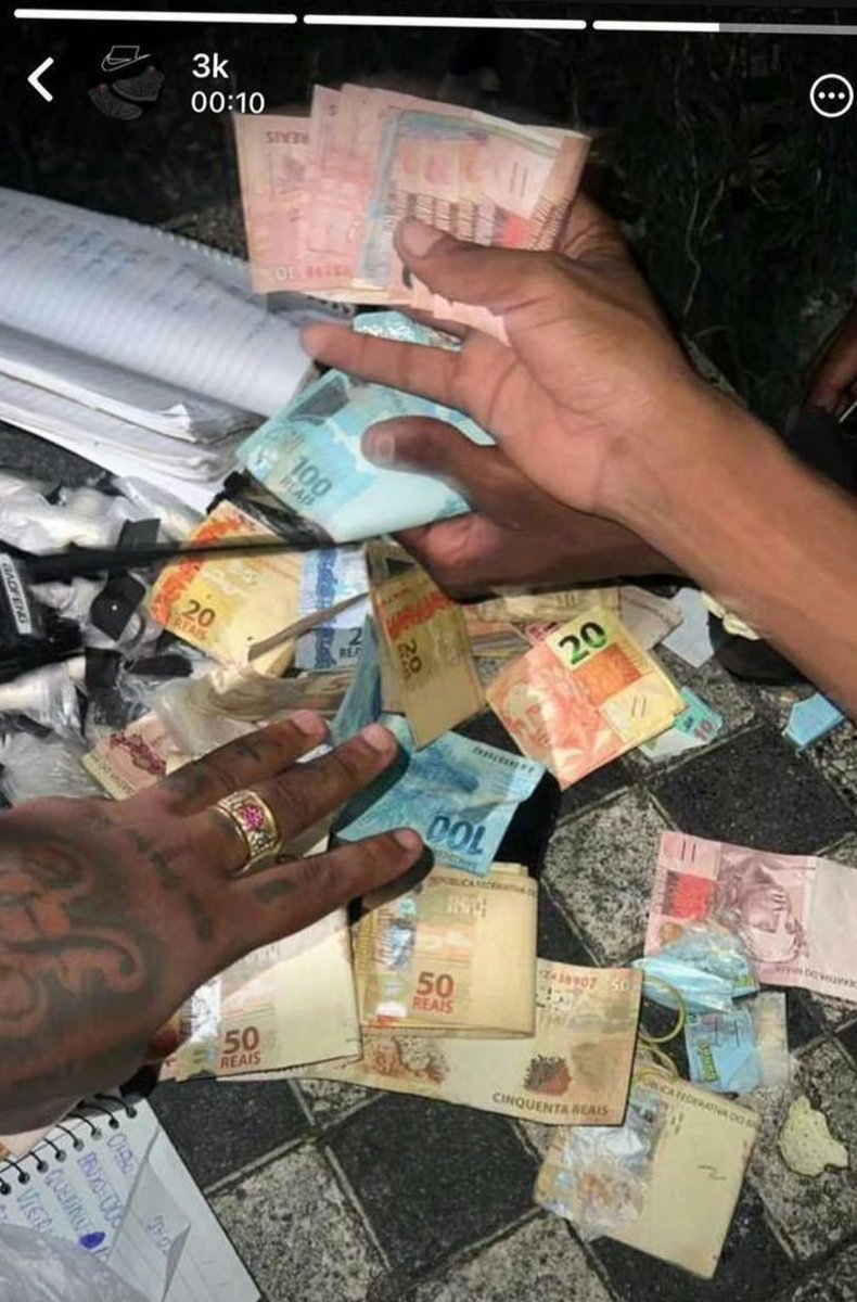 baudorio's tweet image. ⚠️ATENÇÃO: Traficantes do TCP deram um baque essa madrugada no Morro da Menezes (CV), mataram 3 traficantes rivais e pegaram de presente dinheiro e um caderno de anotações.

Alguns traficantes recebendo pagamento de 200 reais.