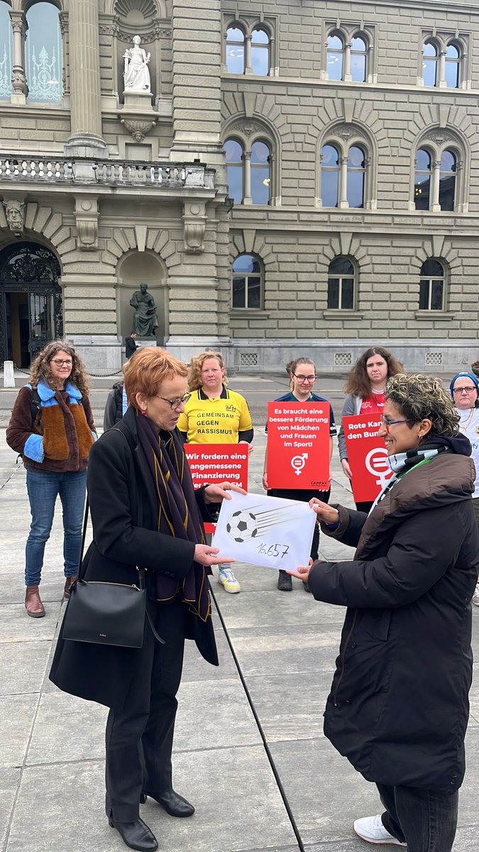 Petition mit 16‘657 Unterschriften wurden heute an Ständeratspräsidentin @EvaHerzog_BS in Bern übergeben 🎉 Ein klares Statement für die #weuro2025 in der #Schweiz mit angemessenen finanziellen Mitteln auch für den #Frauenfussball Thx @corinagredig für das Bild.
