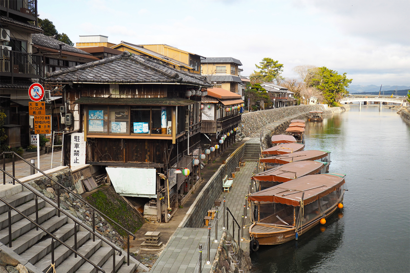 matsutako_jp's tweet photo. เที่ยวเกี่ยวโตเมืองรองแบบคนท้องถิ่นพาเที่ยว วันนี้เมืองไม่ลับมากแต่นทท.น้อยมาก ไม่รู้เพราะวันธรรมดาด้วยมั้ย วันนี้มาอุจิ สวรรค์ของคนรักอุจิมัทฉะ มีภูเขา แม่น้ำ ค��เฟ่ จากสถานีเกียวโตมาอุจิต่อเดียวไม่เกิน20นาที ร้านที่มากินเพื่อนแนะนำ+ร้านที่Tiktokerญป.ป้ายยามานะ ลอกแพลนเราได้เลย https://t.co/hzgcQxwmvg
