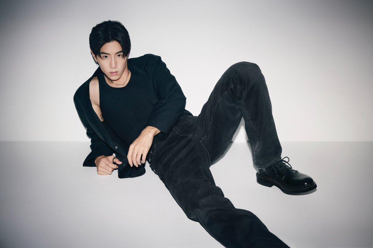 ELLEThailand's tweet photo. ศิลปินหนุ่มระดับโลกอย่าง มาร์ค ต้วน @marktuan ระเบิดความหล่อ เท่ในภาพแคมเปญล่าสุดของ Calvin Klein Jeans Spring 2024 พร้อมกับลุคสบายๆ แต่แฝงความเท่ กับกางเกงยีนส์รุ่น 37.5 Body รุ่น Body Taper และ Modern Taper

#ELLEnews 
#CalvinKleinTH #mycalvins 
#MarkTuan #MarkTuan_CalvinKlein https://t.co/AYhIbFmI1Q