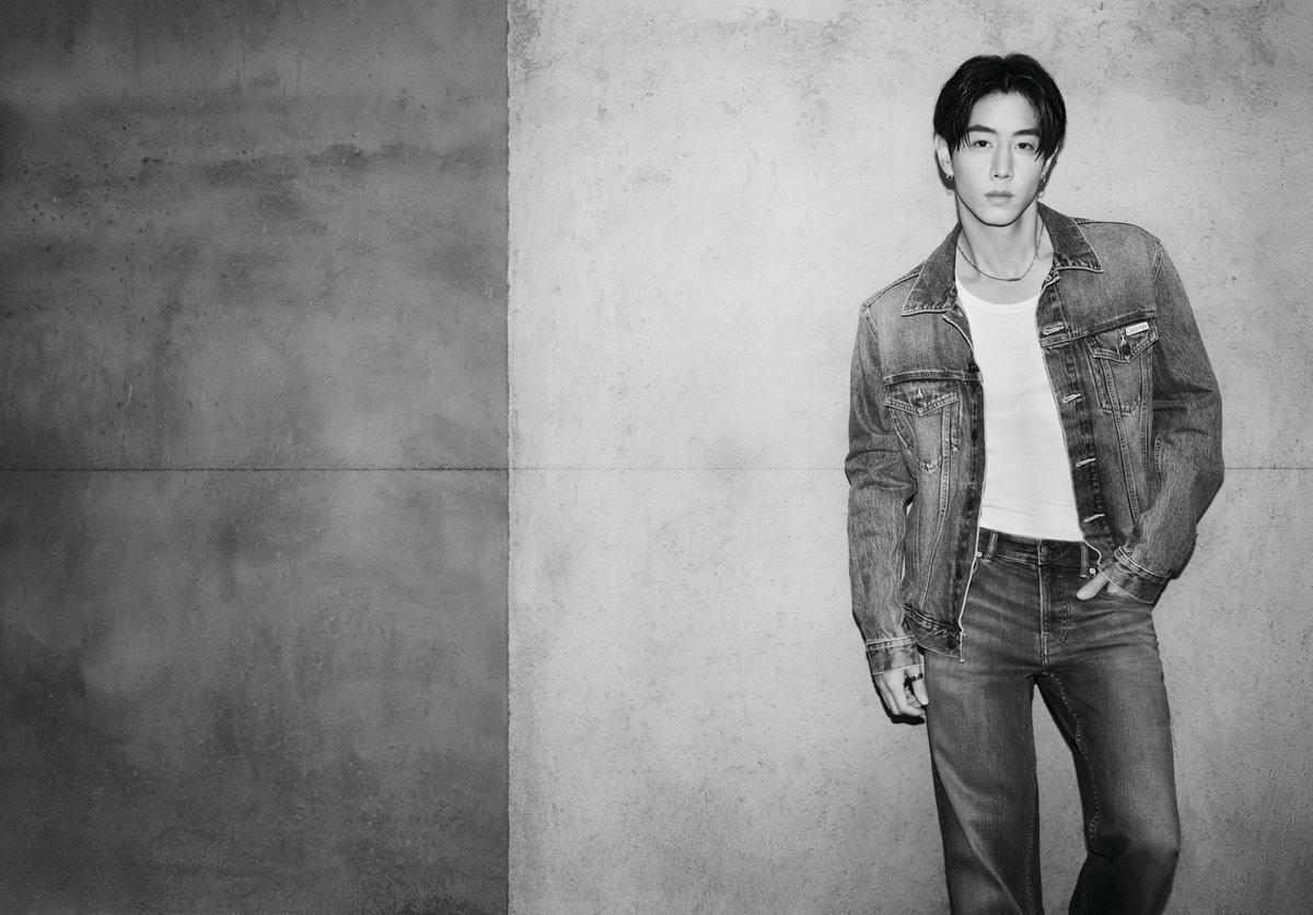 ELLEThailand's tweet photo. ศิลปินหนุ่มระดับโลกอย่าง มาร์ค ต้วน @marktuan ระเบิดความหล่อ เท่ในภาพแคมเปญล่าสุดของ Calvin Klein Jeans Spring 2024 พร้อมกับลุคสบายๆ แต่แฝงความเท่ กับกางเกงยีนส์รุ่น 37.5 Body รุ่น Body Taper และ Modern Taper

#ELLEnews 
#CalvinKleinTH #mycalvins 
#MarkTuan #MarkTuan_CalvinKlein https://t.co/AYhIbFmI1Q