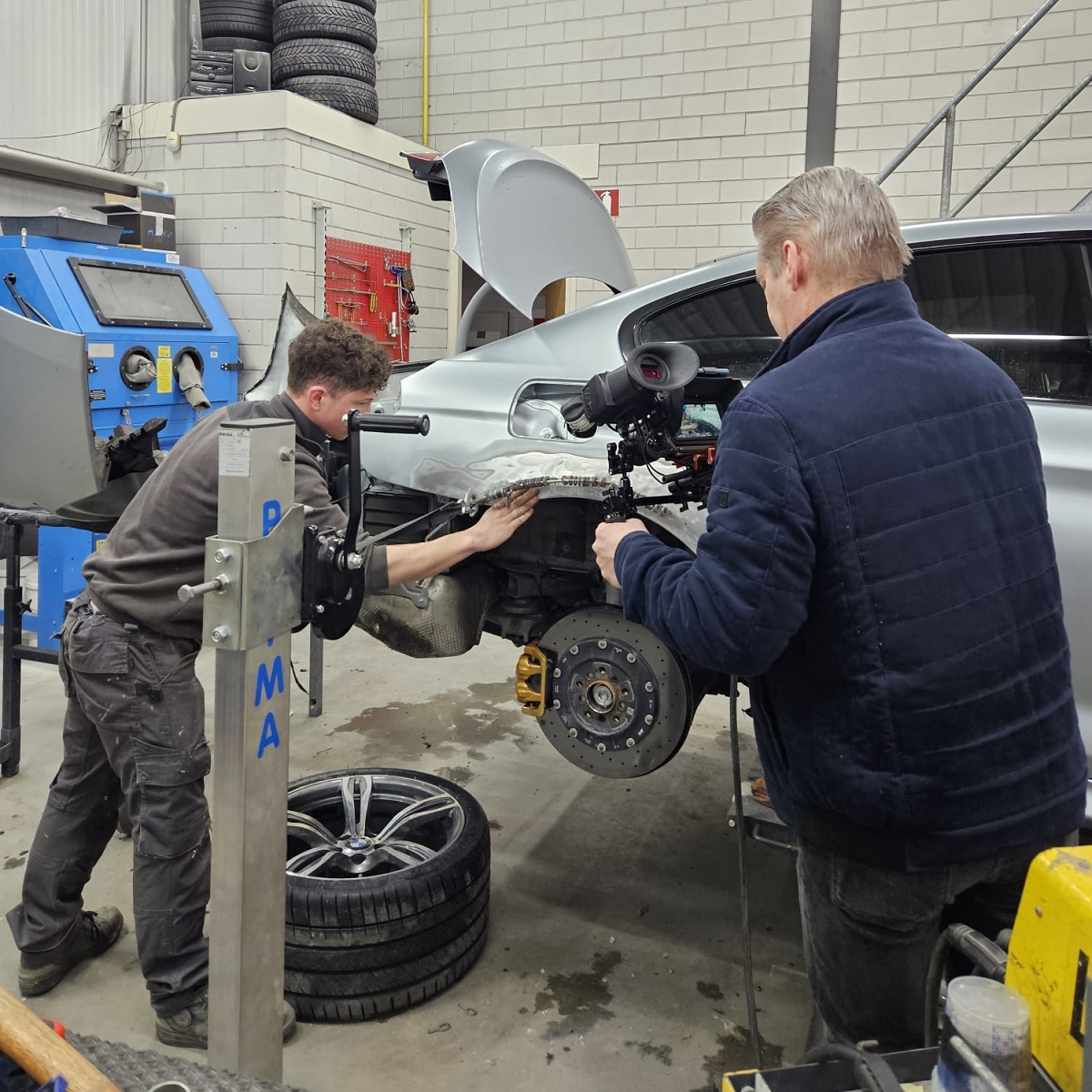 werkzaak's tweet photo. 🎥 Wij zijn aan het filmen voor de VR bril! Vandaag een kijkje achter de schermen bij ASN Schadeherstel in Geldermalsen waar je ziet hoe je een deuk uit een auto haalt. Werkzaak maakt een inspirerende serie video’s voor werkzoekenden. #beroepskeuze #VRbril https://t.co/FXqOUPI2yM