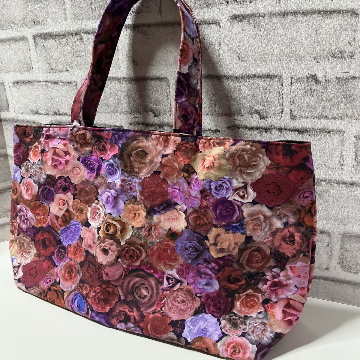 co_abag_'s tweet photo. 𓊆 トートバッグ 𓊇

薔薇柄❣️
サイズ ➜縦:22cm 横:42cm マチ:16cm

お久しぶりです𓂃 𓈒𓏸
今回は横幅を広めに制作しました。
ファイル類も持ち運び出来る
サイズになっております📑🖋

#ハンドメイド #トートバッグ
#ハンド���ッグ #薔薇柄 https://t.co/IEZ8GV5oaH