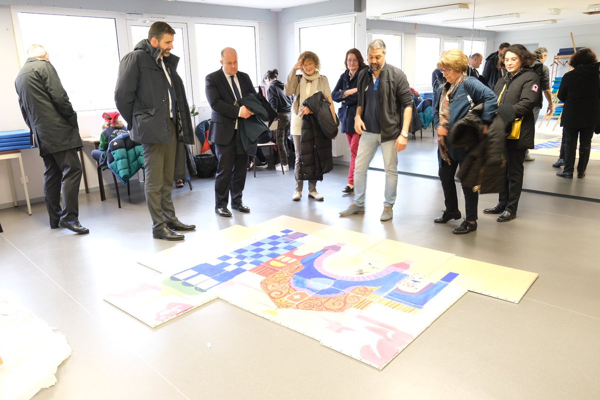 Prefet78's tweet photo. 🟠 Le préfet des Yvelines Frédéric Rose, accompagné de Pascal Courtade, préfet délégué pour l'égalité des chances, rencontre Catherine Arenou, maire de Chanteloup-les-Vignes. 

📍Au programme : visite de la commune avec l'espace culturel Paul Gauguin, le théâtre du Phénix, le clos de la Ravinière, le parc et la cité Champeau... 

🤝 A Chanteloup-les-Vignes, la cité éducative qui rassemble les services de l'État, de la commune, les parents d'élèves et les associations, permet la mise en œuvre d'actions autour des élèves : accompagnement des enfants en difficultés, activités périscolaires, projets pédagogiques... 

💪Financée par les fonds politique de la ville, l'objectif de la cité éducative est d'encourager l'ambition et la réussite des élèves.

Les axes de travail de la cité éducative de Chanteloup : 
➡️ Lutter contre le décrochage scolaire
➡️ Promouvoir l'éducation artistique et culturelle
➡️ Développer la pratique du sport
➡️ Favoriser la socialisation précoce des enfants
➡️ Accompagner et soutenir les parents au quotidien