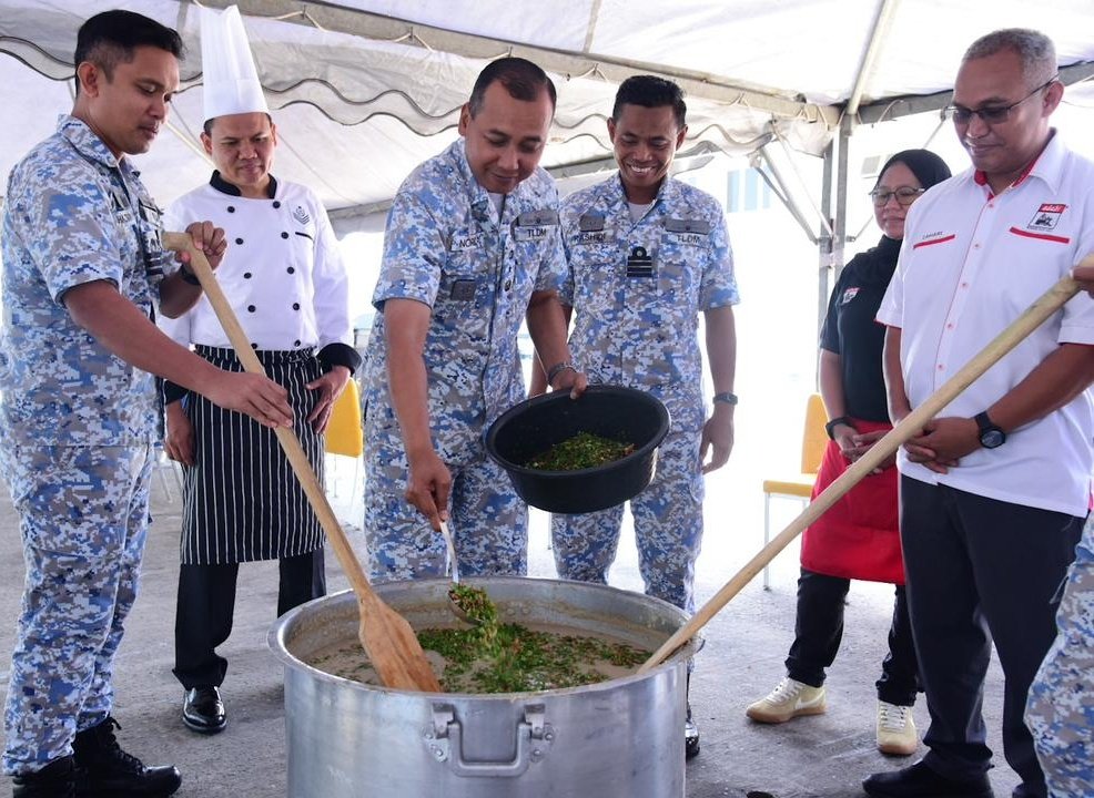 MPA_Timur's tweet photo. Mencari keberkatan #Ramadan

TPA Timur mengedarkan Bubur Lambuk yg dimasak beramai-ramai oleh warga #ArmadaTimur kpd warga #NavyPeople di PTKK. Acara besar-besaran ini dilaksanakan bertujuan bersedekah sambil beramal di bulan mulia ini. 

#NavyNews
#NavyCare https://t.co/PHbnIJ7gh2