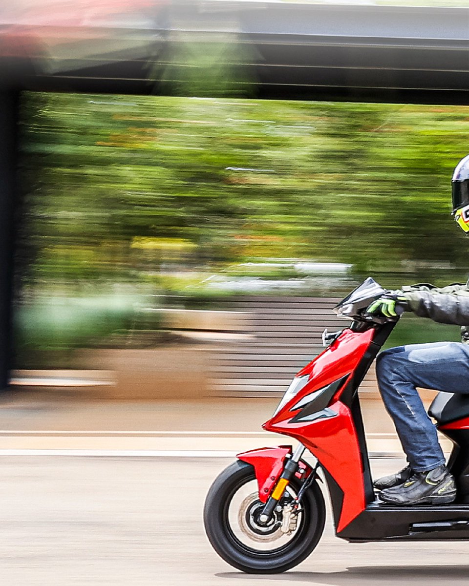 BikeWale's tweet photo. The #SimpleOne takes a modern approach when it comes to styling. ‘Aggressive’ would be an apt term to describe the design of the scooter, and it features sharp character lines across the bodywork.
Have you ridden this EV?

#BWPhotos #SimpleEnergyOne #EV #electricscooter https://t.co/gBXLwkqeGC