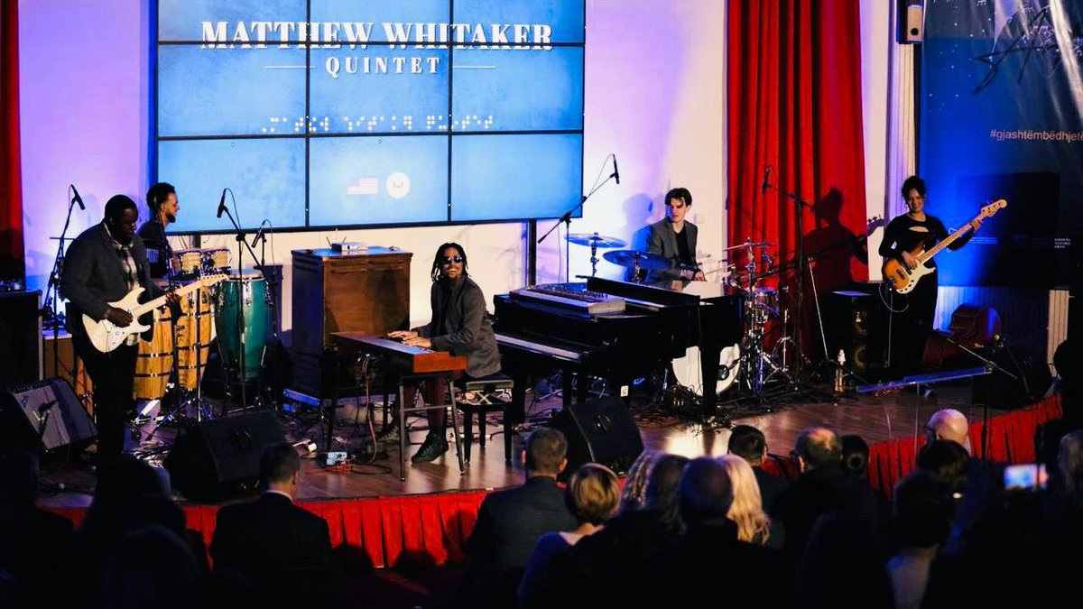 Rektorati's tweet photo. 🎹 Matthew Whitaker, the renowned American jazz pianist, lit up UP's Library amphitheater in a concert hosted by the U.S. Embassy in Prishtina. 🌐 UP welcomed Prof. @qerimq and a vibrant crowd from the Faculty of Arts. 🎓 #IamUP #UPgrade #UPmusic 🎶 https://t.co/1QtTLC2kgn