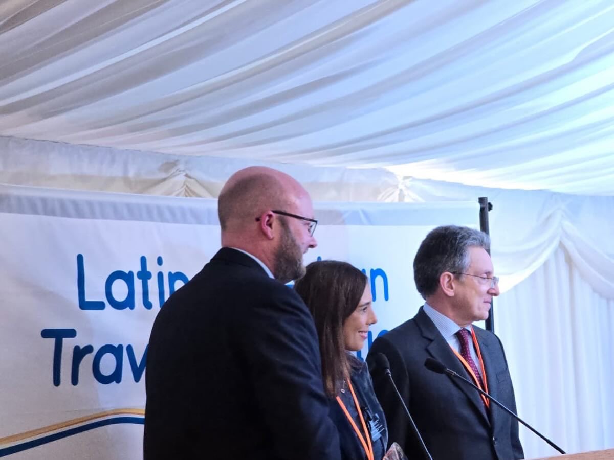 PeruInUK's tweet photo. #GoodNews!
Yesterday, the Latin American Travel Association @LATA_uk awarded Peruvian curator Cecilia Pardo with the Special Recognition Award during LATA's Parliamentary Reception, at the UK Parliament. https://t.co/VlXJ6QMvbC