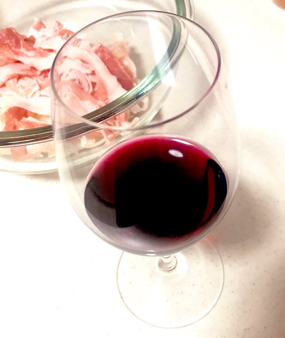 5億年ぶりくらいに赤ワイン飲んでる飲みながら料理すんの最高だな 