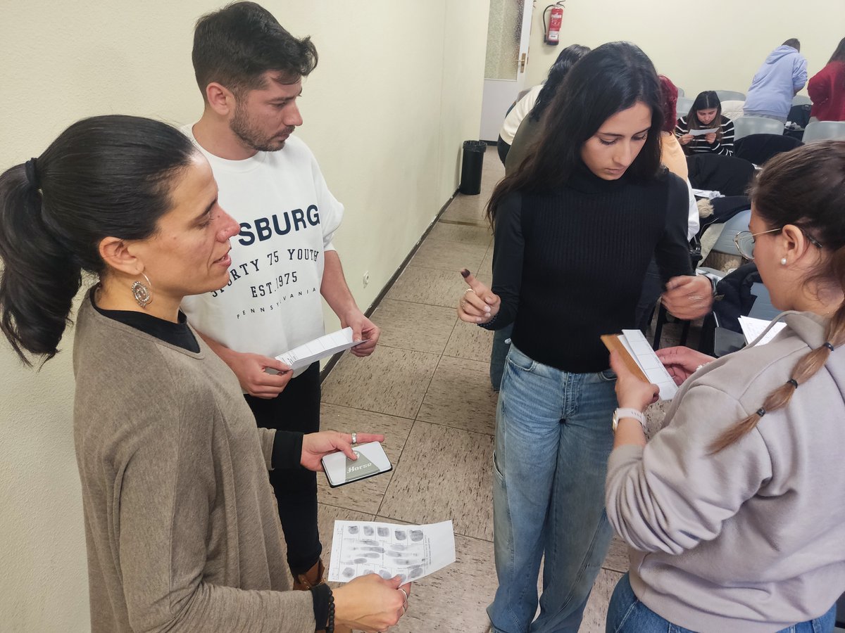 LAOF_EML's tweet photo. La semana pasada tuvimos la suerte de contar con la presencia de la Mtra. Chantal Loyzance de la @LCF_UNAM  Aprendimos muchas cosas acerca del procesamiento y el análisis de las huellas dactilares y su aplicación en el proceso de identificación. https://t.co/etATakQvmD