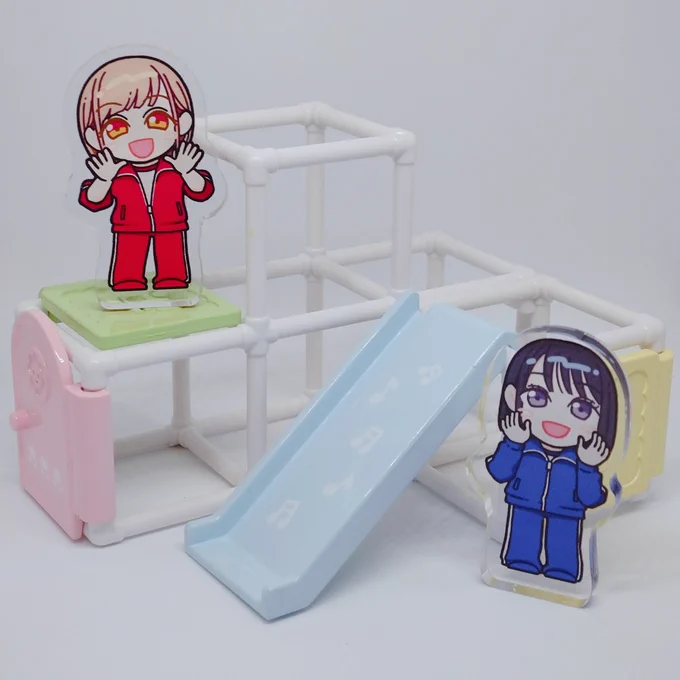 アクスタ届きました〜印刷もきれいで ちっちゃくてかわいいねただ5mmはちょっと薄かったかも…アクリルカットのテーパがついちゃってますが フラットで安定した面の上ならちゃんと自立します(コアラの赤ちゃんは比較用です)#cin_stage 