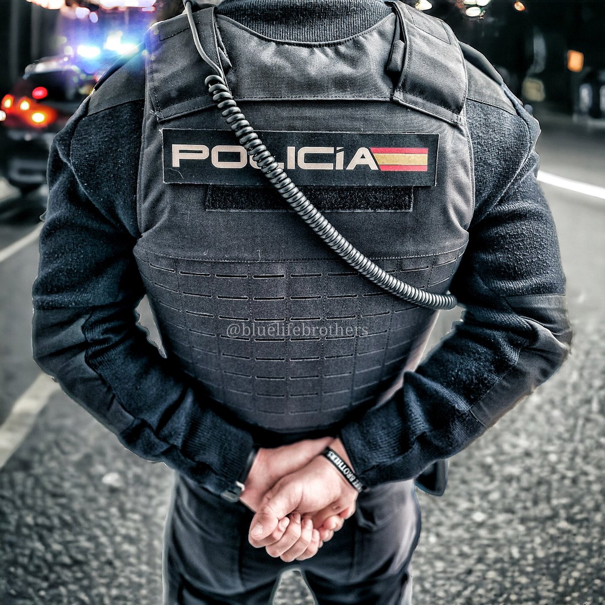 En la oscuridad de la noche, un símbolo de unión entre hermanos. 
⚫️🔵⚫️
💙👮‍♂️ #PolicíaNacional #BlueLifeBrothers #Servicio #thethinblueline #bluelivesmatter #policia