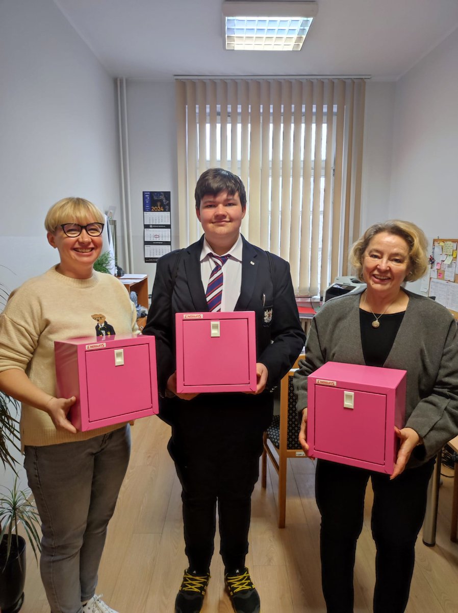 Dzisiaj przekazałam na ręce pani Karoliny Błaszkiewicz oraz Janka - przewodniczącego samorządu uczniowskiego z Zespołu Szkół Łączności trzy różowe skrzyneczki. 📫✊ Mam nadzieję, że miasto równości zapewniło wszystkim placówkom oświatowym takie skrzyneczki. 😁🙌