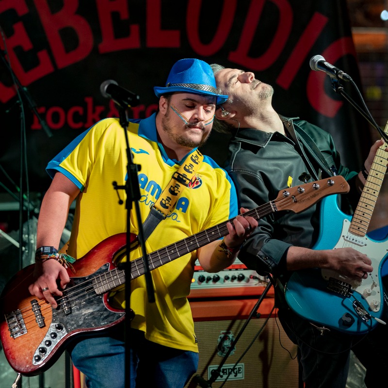 VillarrealCF's tweet photo. ¡Pasqual Riera, Rebelodic Originals y Diversos Sevas son los elegidos para la gran final del Groc Talent 🎸!

Pelearán en la gran final, que se celebrará en la Fan Zone durante la previa del #VillarrealValencia, por una plaza en el @SanSanFestival 🎷

#Endavant Cultura 💛