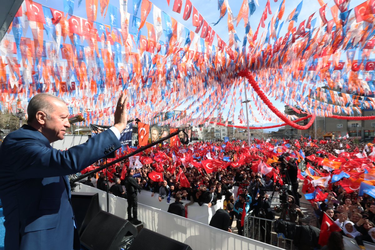 Akparti's tweet photo. Genel Başkanımız ve Cumhurbaşkanımız Recep Tayyip Erdoğan, Adliye Bulvarı’nda düzenlenen Şırnak mitingimize katıldı. #GerçekBelediyecilik https://t.co/u5IsxswlyT