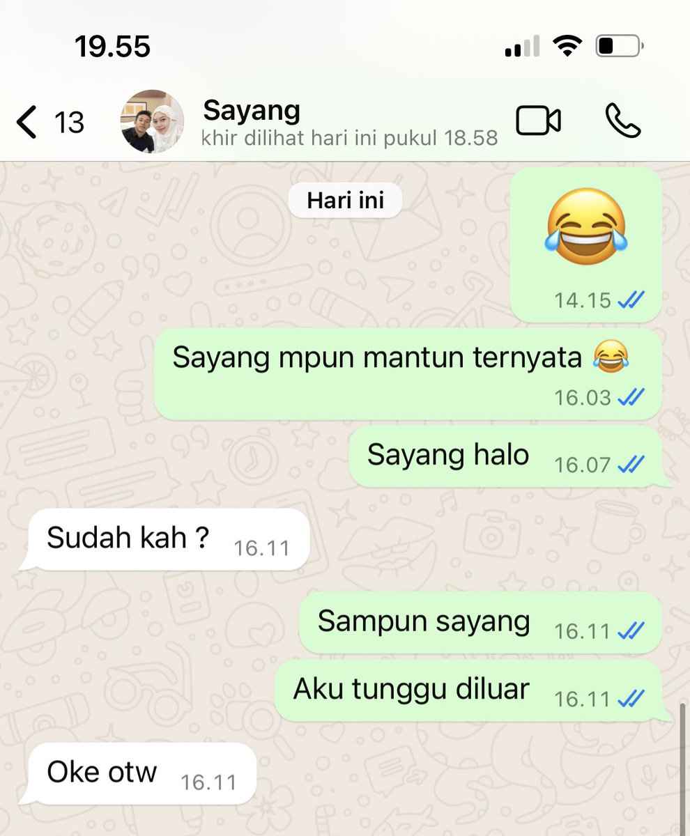 nadiaatweets's tweet photo. @tanyarlfes Bukan pacar, tapi suami 😂 minta jemput abis ngajar 😂 https://t.co/Ukl9dRqqAh
