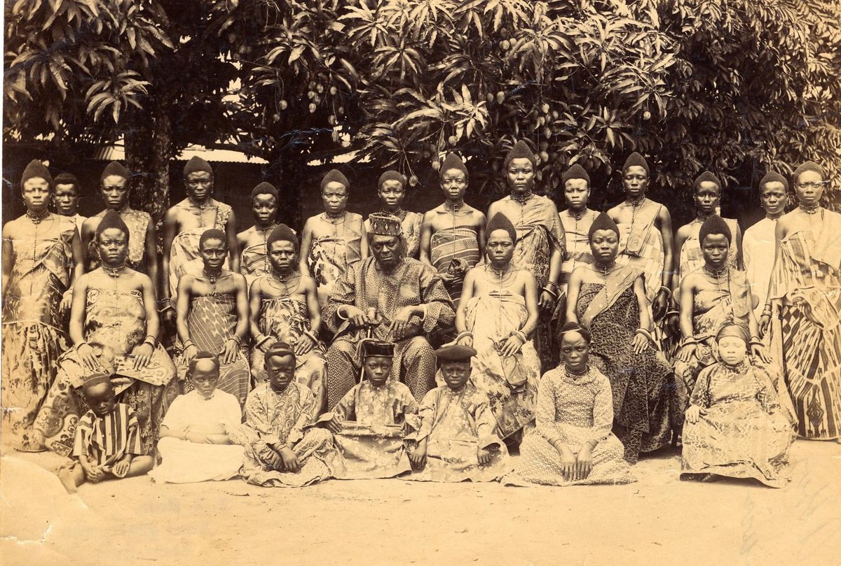 NigeriaStories's tweet photo. A Bonny  chief and his wives 1895-1905

Photo by Jonathan Green https://t.co/mr3Z3RIFPj