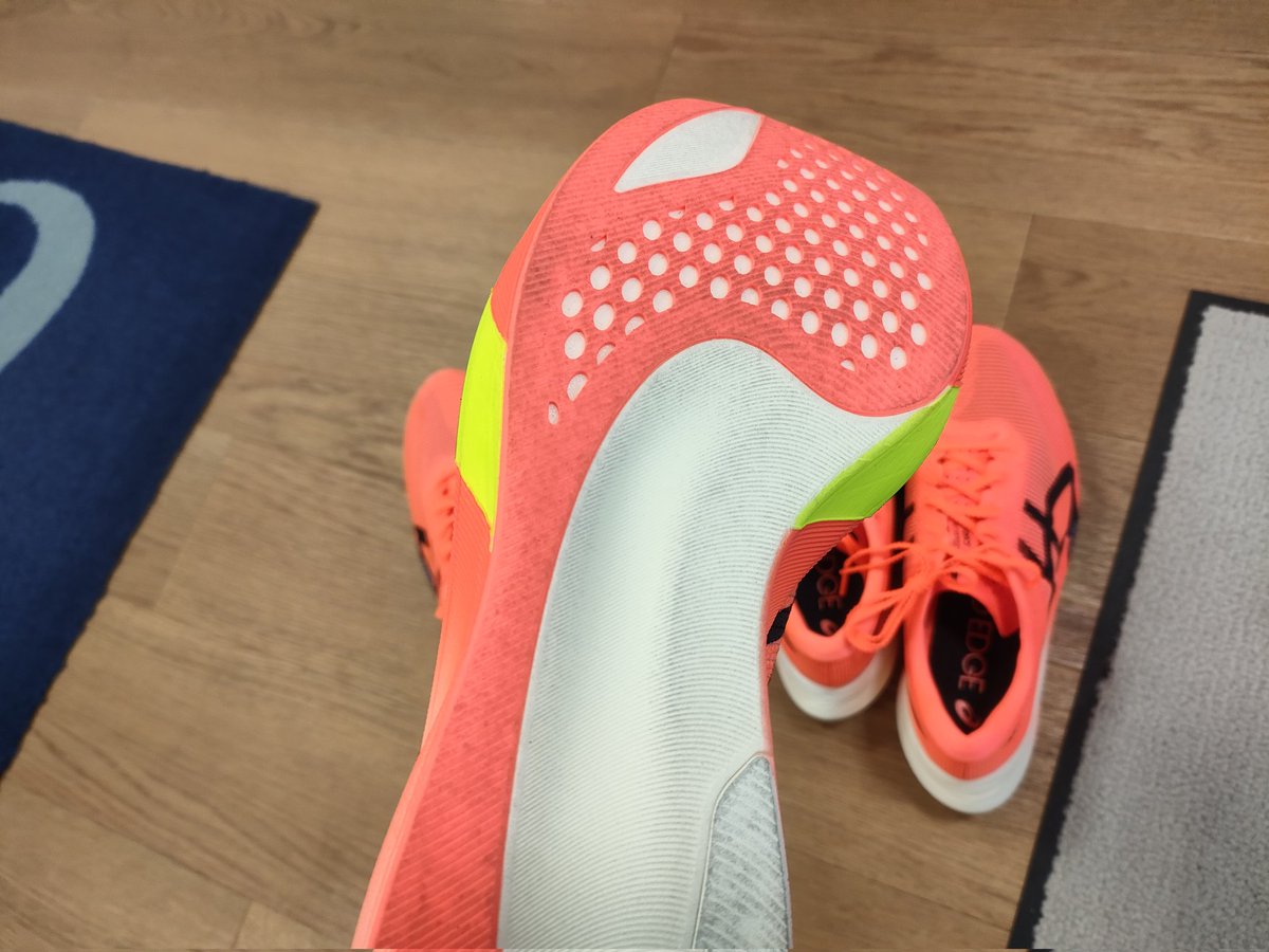 I_am_UkyoBTF's tweet photo. ポイント後にはStep瑞穂店でメタスピードパリを試してきた。個人的にはEdge Parisの方が好み。Edge Parisは高反発×転がりやすさで最強シューズの予感。
#TryAsics #METASPEED https://t.co/SuqNgHBM01