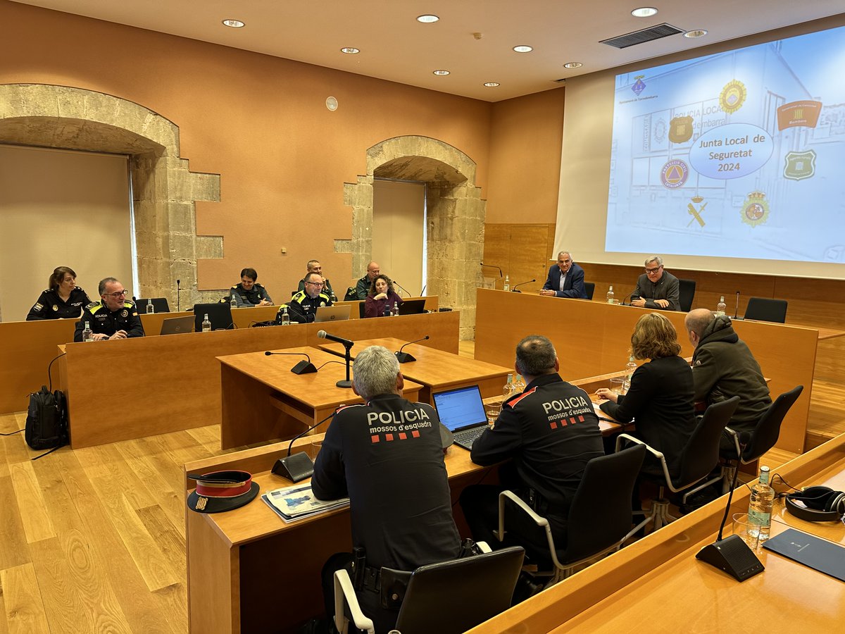 AjTorredembarra's tweet photo. 👮🏻‍♂️👮🏽‍♀️ La comissaria dels Mossos #Torredembarra obrirà el 5 d’abril amb una cinquantena d’agents.

👉🏽Avui s'ha celebrat la Junta Local de Seguretat.

👉🏾Dades destacades de la #PoliciaLocal el 2023🔗https://t.co/9IIBzxouUw

📷 Anna F. https://t.co/9cqLNqfjaA