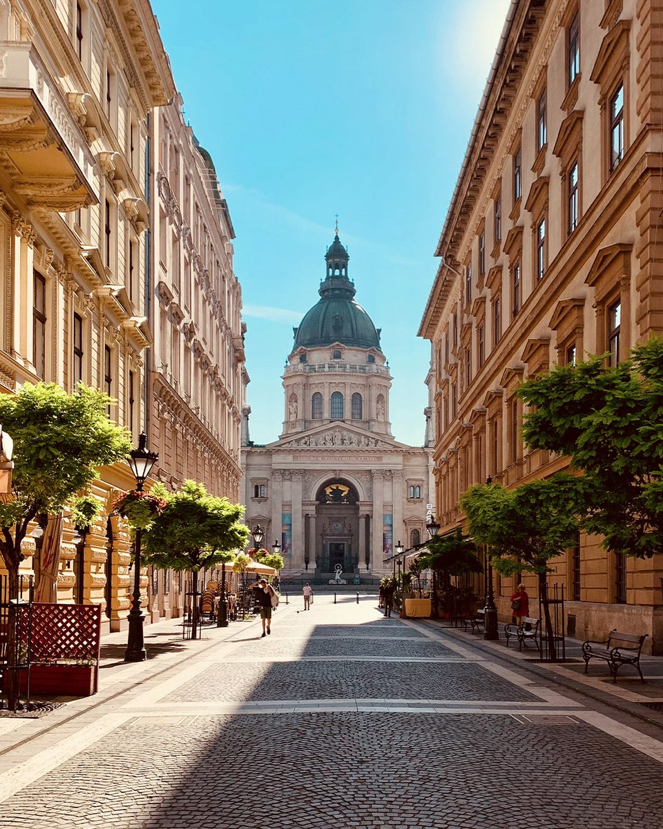 Marvel at Budapest's iconic St. Stephen's Basilica.🏰 Discover a treasure trove of mosaics, statues and paintings. Budapest never fails to captivate with its stunning architecture and breathtaking scenery, make sure to book your trip via the link: radissonhotels.com/en-us/hotels/p… ✨