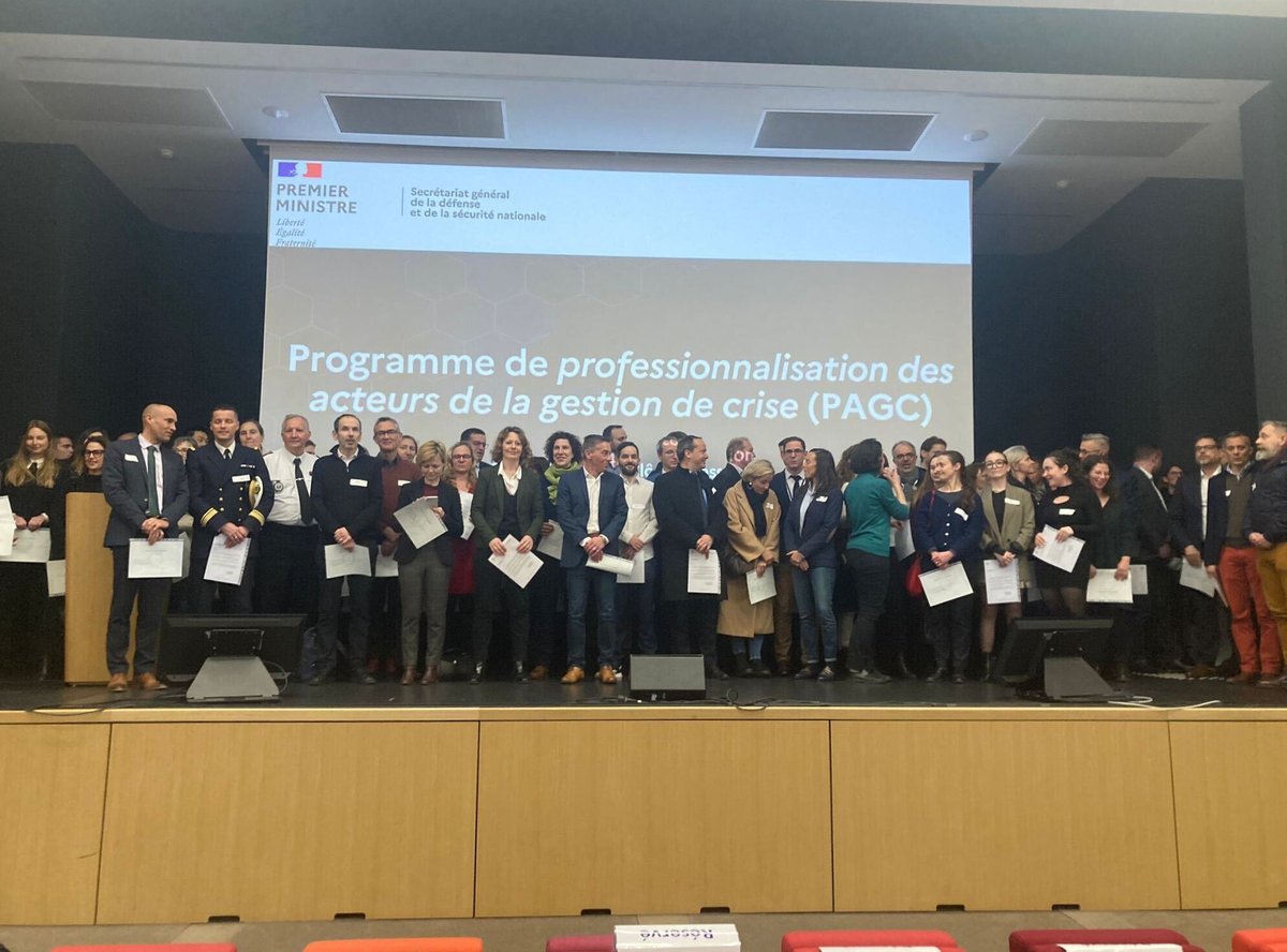 🎓 [FÉLICITATIONS] C'était la cérémonie de remise du #Diplôme d'#Université de Gestion Interministérielle de Crise !

Félicitations aux diplômés de la 7ème session et bienvenue aux participants de la 8ème session ! <a href="/SorbonneParis1/">Université Paris 1 Panthéon-Sorbonne</a> #SDGSN