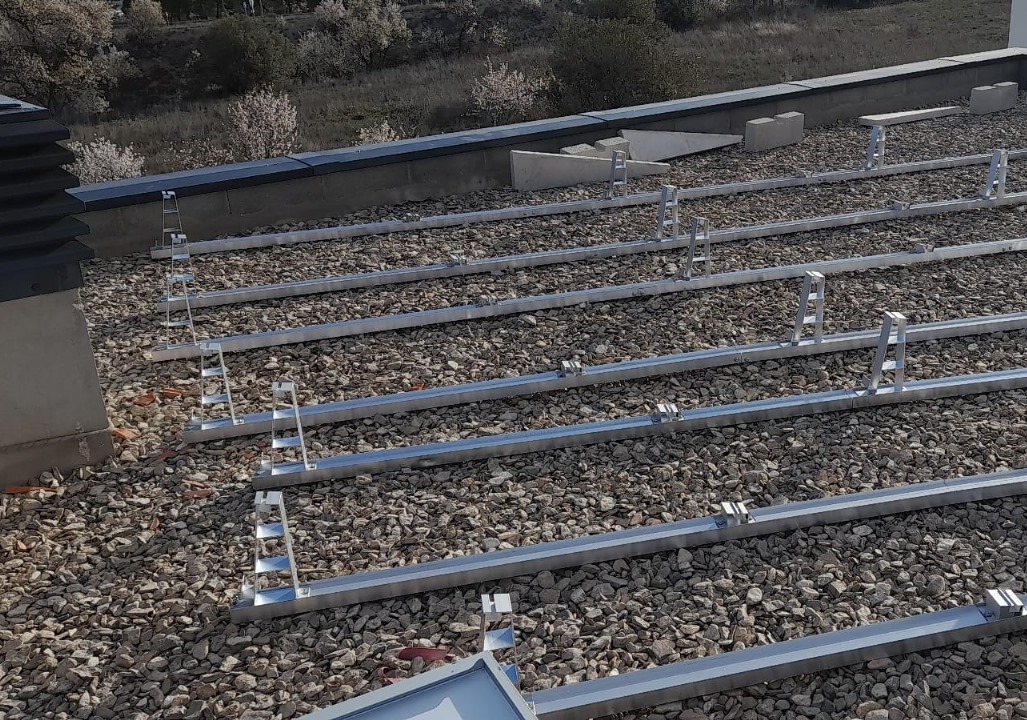 🌞 Aquests dies hem estat posant en marxa un sistema fotovoltaic de 5kW a Cervera. Amb una estructura llastrada a 10°, aquesta instal·lació està optimitzada per a un rendiment màxim. És un pas més cap a un futur sostenible i energèticament eficient.