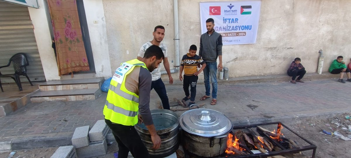 insanvakfi's tweet photo. 📍 Gazze / İftar Dağıtımları 

Gazze'de iftar hazırlıklarımız devam ediyor. Ramazan boyunca gerçekleştireceğimiz sıcak iftar yemeği dağıtımlarımız Ramazan'ın üçüncü gününde de devam edecek.

Gazze İftar Bedeli: 200 ₺ 

🌐 Online Bağış: https://t.co/HXH82Rd2s5
📞 Detaylı Bilgi İçin; 0212 534 41 6