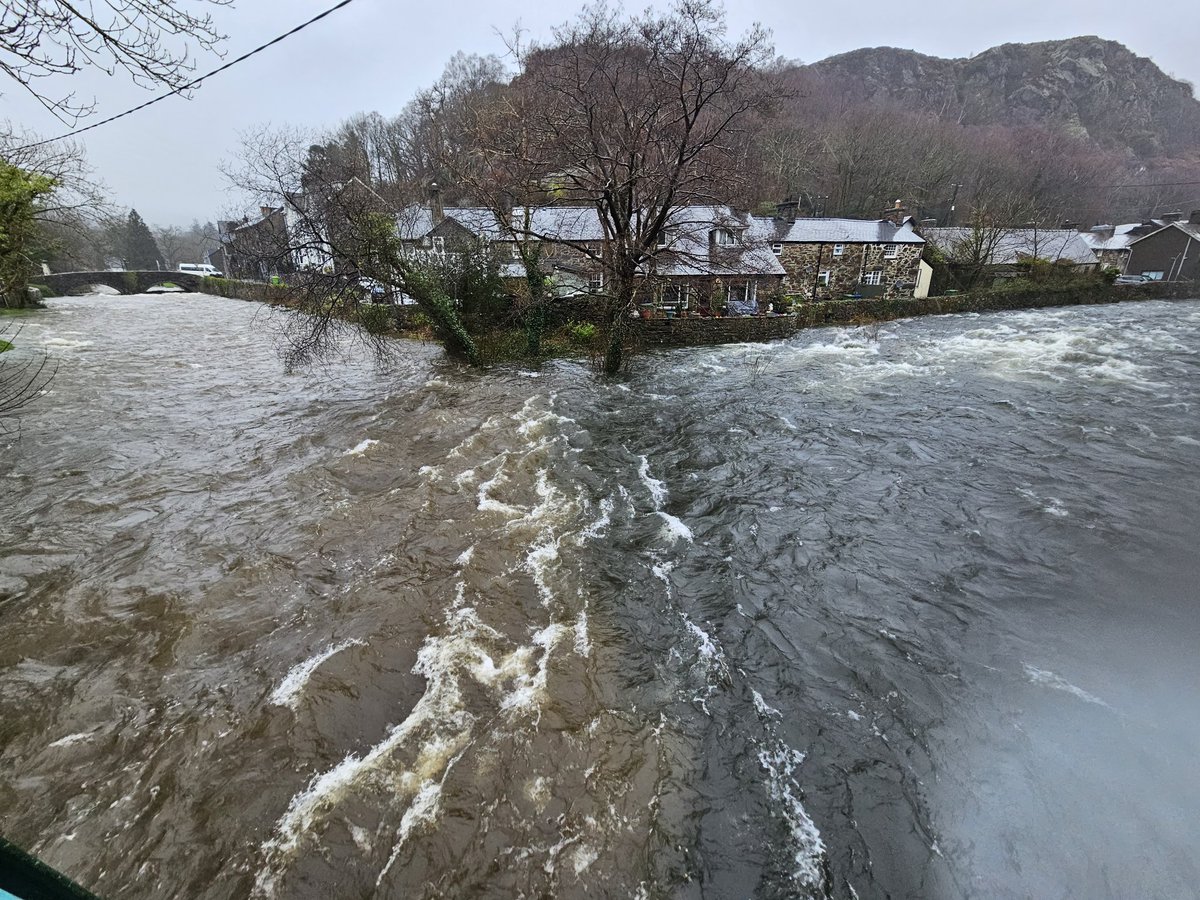 metamorphic69's tweet photo. The Afon Colwyn and Afon Glaslyn merging at full flood in Beddgelert today.  
@DerekTheWeather @bbcweather #Cymru #Wales #Gwynedd #Rain https://t.co/qYcxifZ3D8