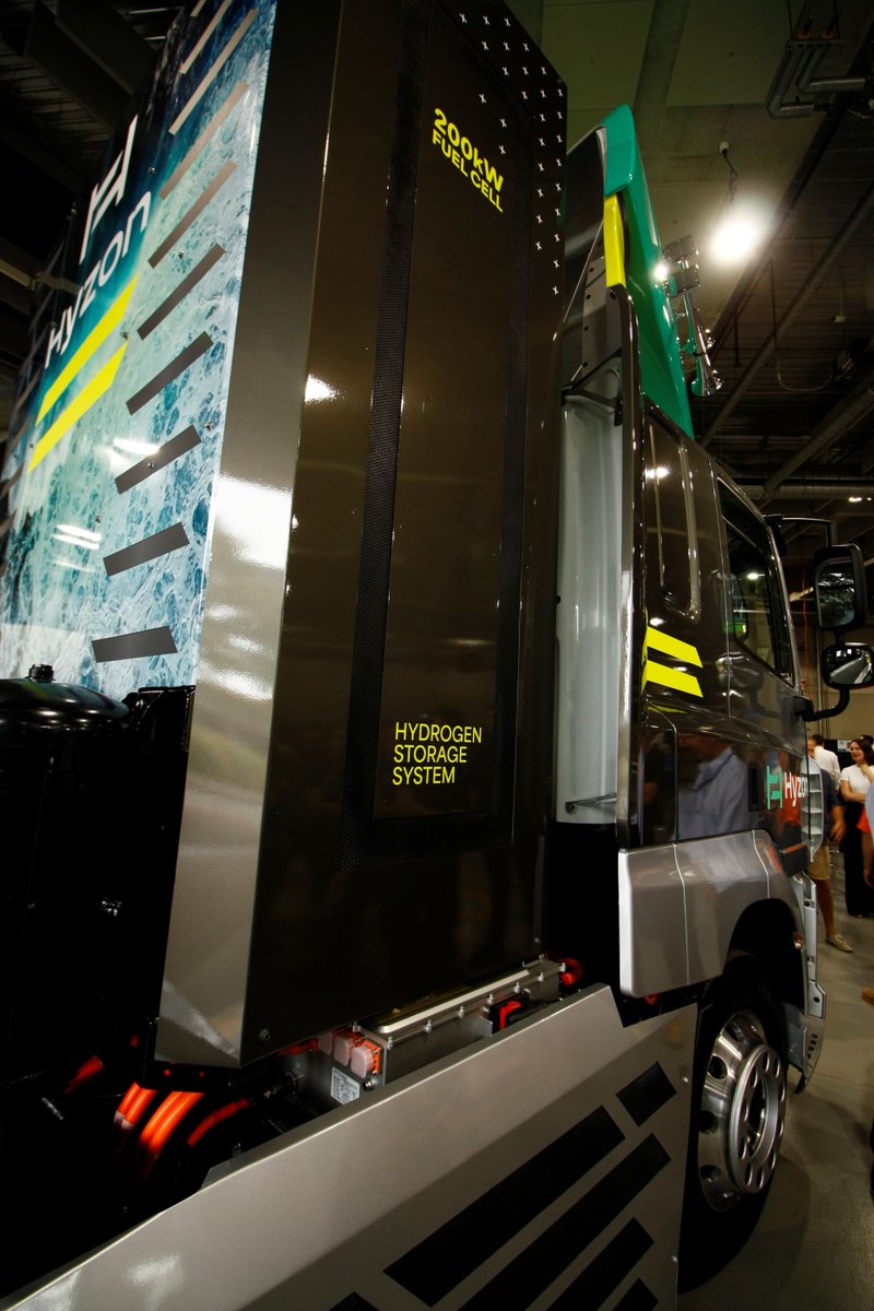 Hydrogen fuel cell technology developer and vehicle supplier @Hyzon this week launched its single stack 200kW fuel cell system and powertrain in a heavy-duty prime mover in Melbourne
#decarbonisation #netzero #batteryelectric #electrictrucks #hydrogenpower #Trucking #trucks