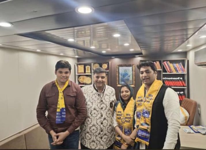 AnamSultanINC's tweet photo. आलाकमान के लिए -
जब हम जैसे आम कार्यकर्ताओं को पता चल गया था की ये आदमी दूसरे दल का चुनाव प्रचार कर रहा है तो आप लोग को भी खबर मिल ही गया होगा, लेकिन उसके बावजूद ये साल भर से ज्यादा राष्ट्रीय सचिव के महत्वपूर्ण पद पर बना रहा, अगर यह दोषी है तो उतने ही दोषी आप सब लोग हैं !
1/2 https://t.co/r7Bh8LShjJ