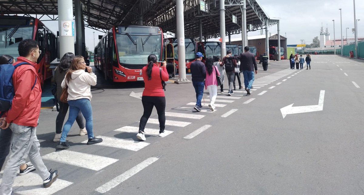 TransMilenio's tweet photo. 🆕 ¡Conectar con #TransMi es una realidad!

🔝 Integrantes del 🫂 Consejo Local de Discapacidad de Engativá, participaron de una visita al 📍Patio Temporal Bachue del Concesionario #SI18 el cual cuenta con ✅ Ajustes Razonables y ✅ Contenidos Braille para darles la bienvenida a una nueva experiencia de Apropiación y Cultura TransMi.

#LaCulturaNosMueve