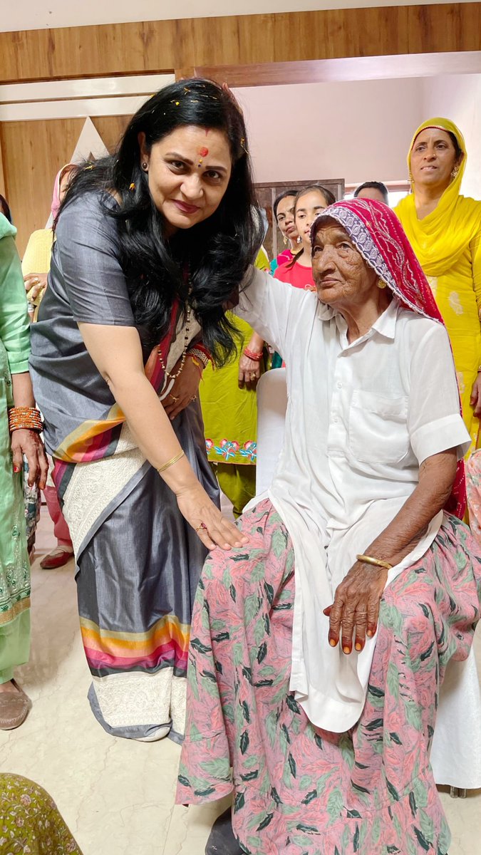 SunitaDuggal7's tweet photo. हमारी सिरसा लोकसभा में गांव
कैरांवाली में सरपंच श्री सुभाष बेनीवाल जी के सुपुत्र व सुपुत्री  की शादी के सुअवसर पर उन्हें शुभकामनाएं प्रेषित की । इस मौके पर श्री विनोद बेनीवाल जी ,भजनलाल जी, सुबे सिंह जी और  विनोद नागर जी भी मौजूद रहे।
#सिरसा #Sirsa #SunitaDuggal #MPSirsa https://t.co/J2KM65O7BT