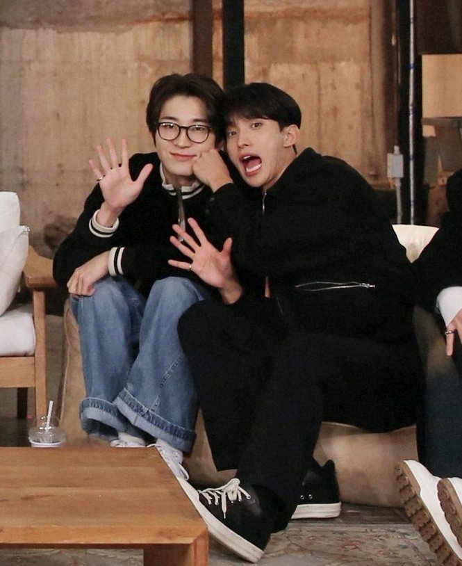 아니 겸원 이새키들 뭐죠?
뭔데 지들 둘이서 꽁냥대는거죠?