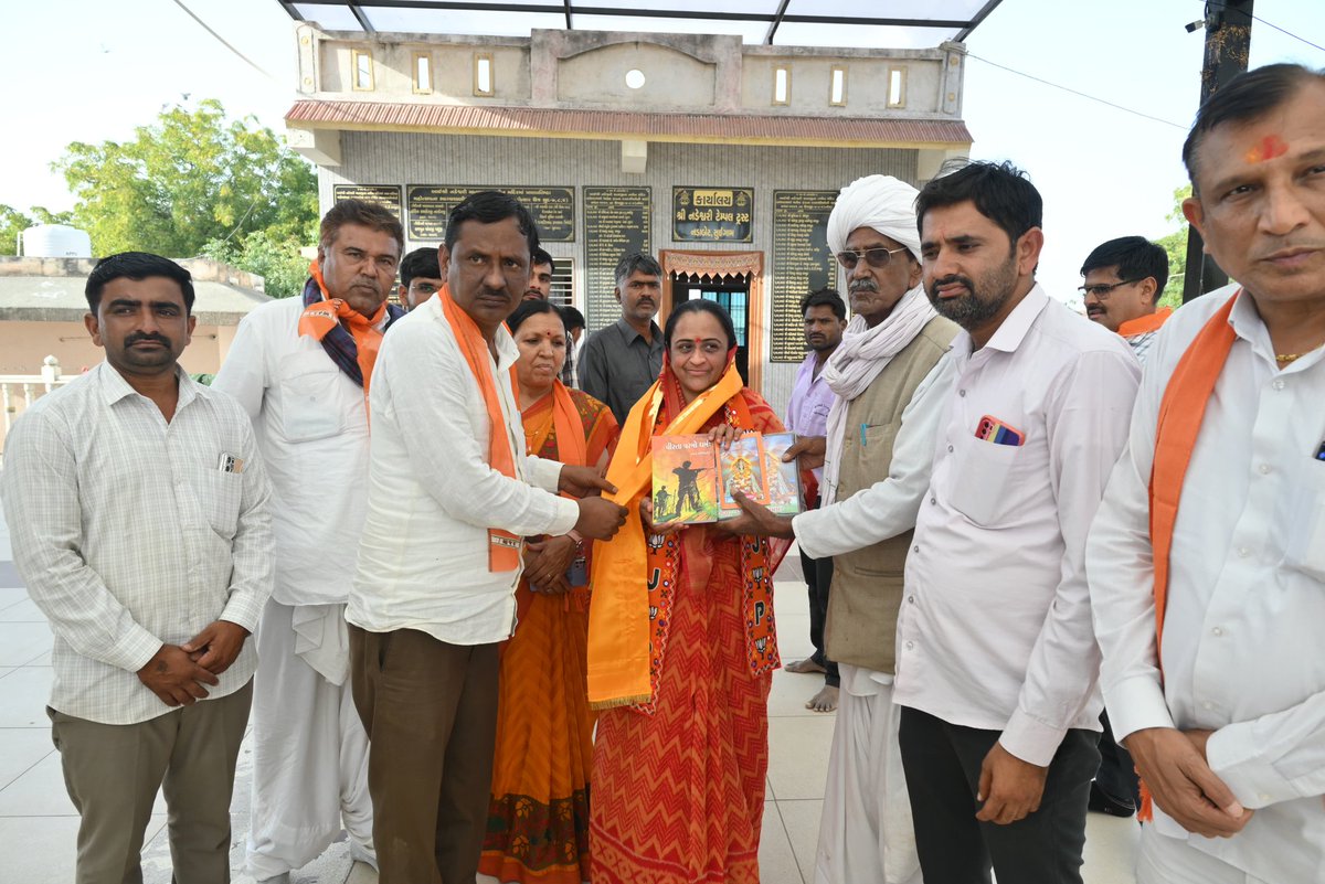 iRekhachaudhari's tweet photo. નડાબેટ ખાતે બિરાજમાન અને દેશનાં રક્ષક દેવી તરીકે પૂજાતા શ્રી નડેશ્વરી માતાજીના દર્શન કર્યા અને આશીર્વાદ લીધા.

આ પ્રાચીન અને પાવન મંદિરની મુલાકાતથી સકારાત્મક ઉર્જાનો સંચાર થયો, જે પ્રજાની સેવા કરવા માટે મને હંમેશા પ્રેરિત કરશે. https://t.co/ub68eEbSXR