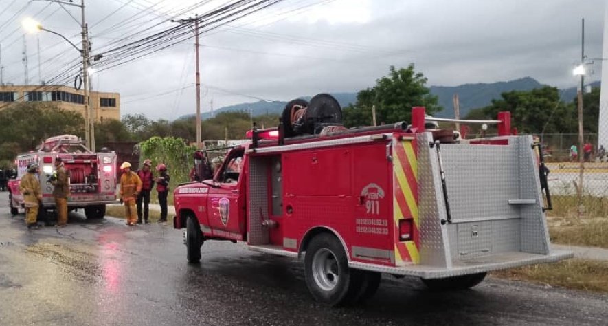 pip_2022Oficial's tweet photo. #13marzo | Desde #Guarenas #Guatire carretera Vieja #Sisterna de #PDVSA se #Incendia #Bomberos Ya en el sitio
💥💥👷👷👷👷🛟🛟👷👷👷👷💥💥 https://t.co/22hJKDhenf