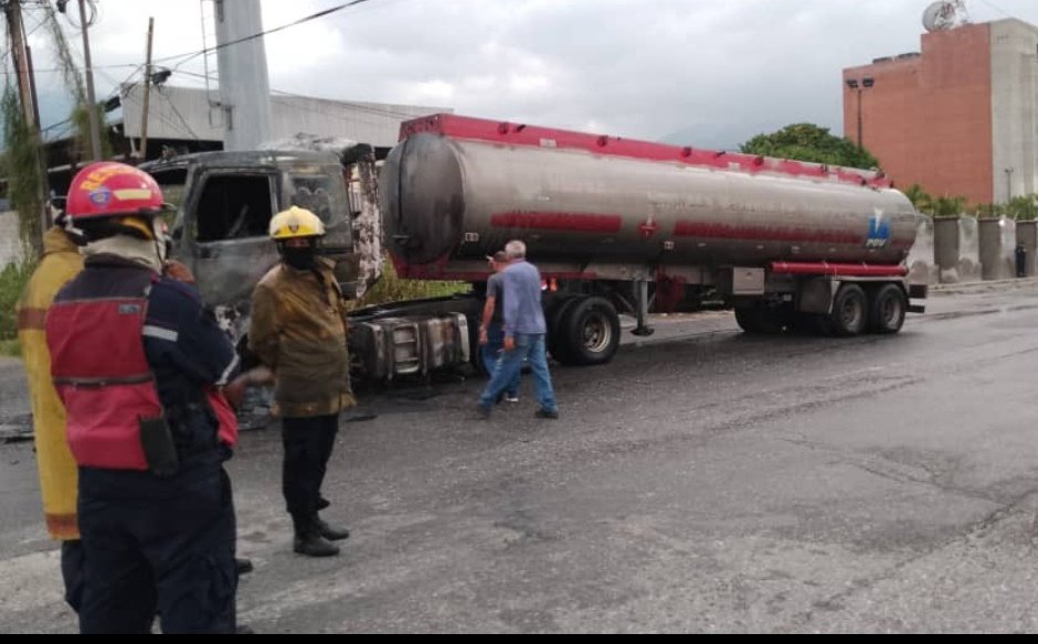 pip_2022Oficial's tweet photo. #13marzo | Desde #Guarenas #Guatire carretera Vieja #Sisterna de #PDVSA se #Incendia #Bomberos Ya en el sitio
💥💥👷👷👷👷🛟🛟👷👷👷👷💥💥 https://t.co/22hJKDhenf