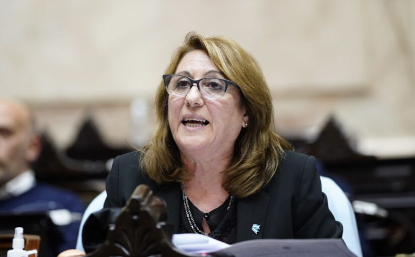 LT8am830's tweet photo. #TodosEnLaOcho 🔴 @MonicaFein cruzó a @JMilei, quien volvió a culpar al “narcosocialismo” por la situación de Rosario: "Apela a lo peor de la vieja política antes que actuar como un gobernante. Es un incapaz en materia de conocimiento de los temas". https://t.co/j2zsgZ99DA