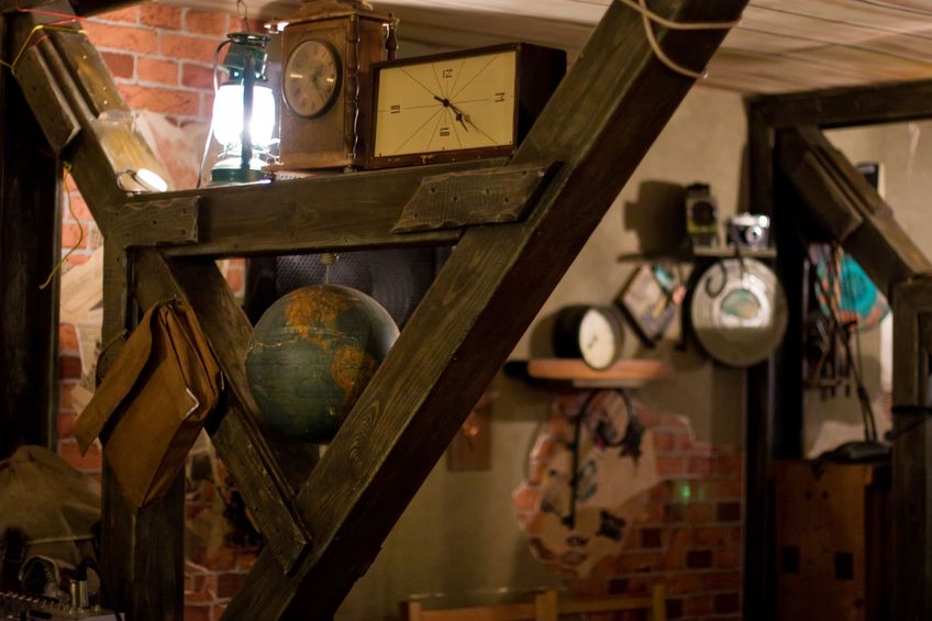 Are you moving house soon? Declutter before moving
✅ Start early
♻️  Make piles, keep, throw, donate sell, store and recycle
👫 Involve everyone
📦 Too much stuff? Rent storage
📱 Get professional help
Book your removal today. Call us 01494 774186 to book our surveyor