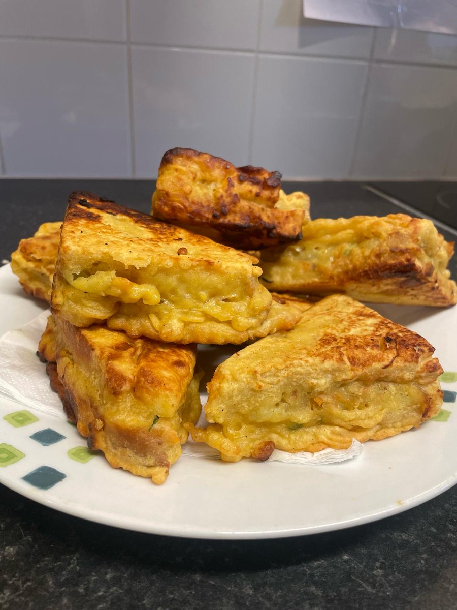 TheMentorRing's tweet photo. Made some tasty sandwich pakoras stuffed with a delightful mix of potatoes, carrots, onions, and fresh coriander! Ideal crispy treat with our learners. 
#LetsGetCooking

@TNLComFundWales @alwcymru @eystwales @CathaysHigh

#AllenLaneFoundation #WellbeingWednesday https://t.co/bg0YBTeiIa