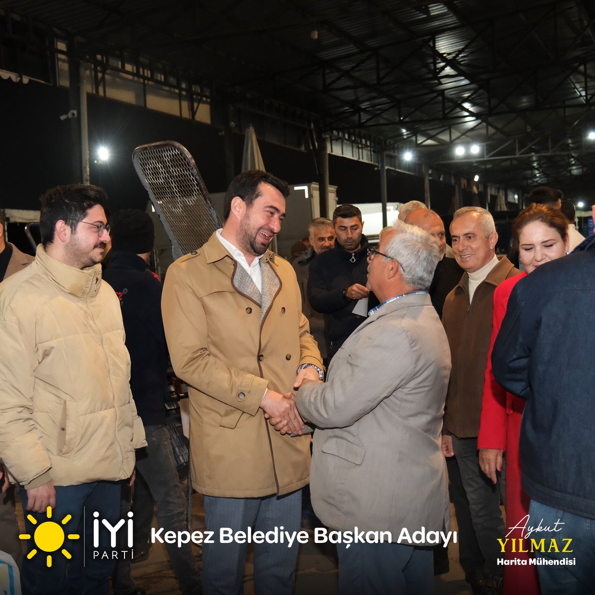İl Başkanımız, Büyükşehir Belediye Başkan Adayımız ve İlçe Başkanımız ile birlikte sabahın ilk saatlerinde, rızkını aramak için hale gelen, pazarcı ve hal esnaflarımızla bir araya geldik. Ramazan'ın bolluk ve bereketinden feyz alınması ümidiyle, hepsine hayırlı işler diledik.