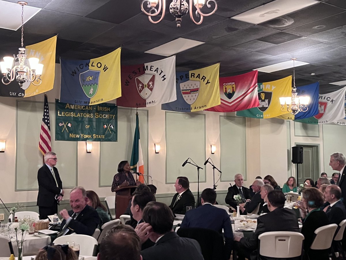 Incredible turnout at our annual St. Patrick's Day dinner hosted by the American Irish Legislators Society (AILS)! Honored to have so many people join us for this fantastic celebration of Irish heritage and culture.