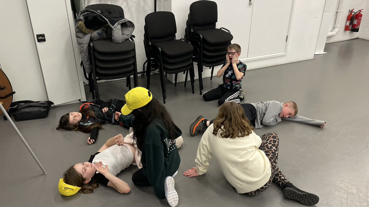 pp_accrington's tweet photo. #GroupOBrien #GroupWaites #GroupBrett loved our Macbeth workshop 🎭 thank you Faye! @The_Globe https://t.co/faHhdGZjn2