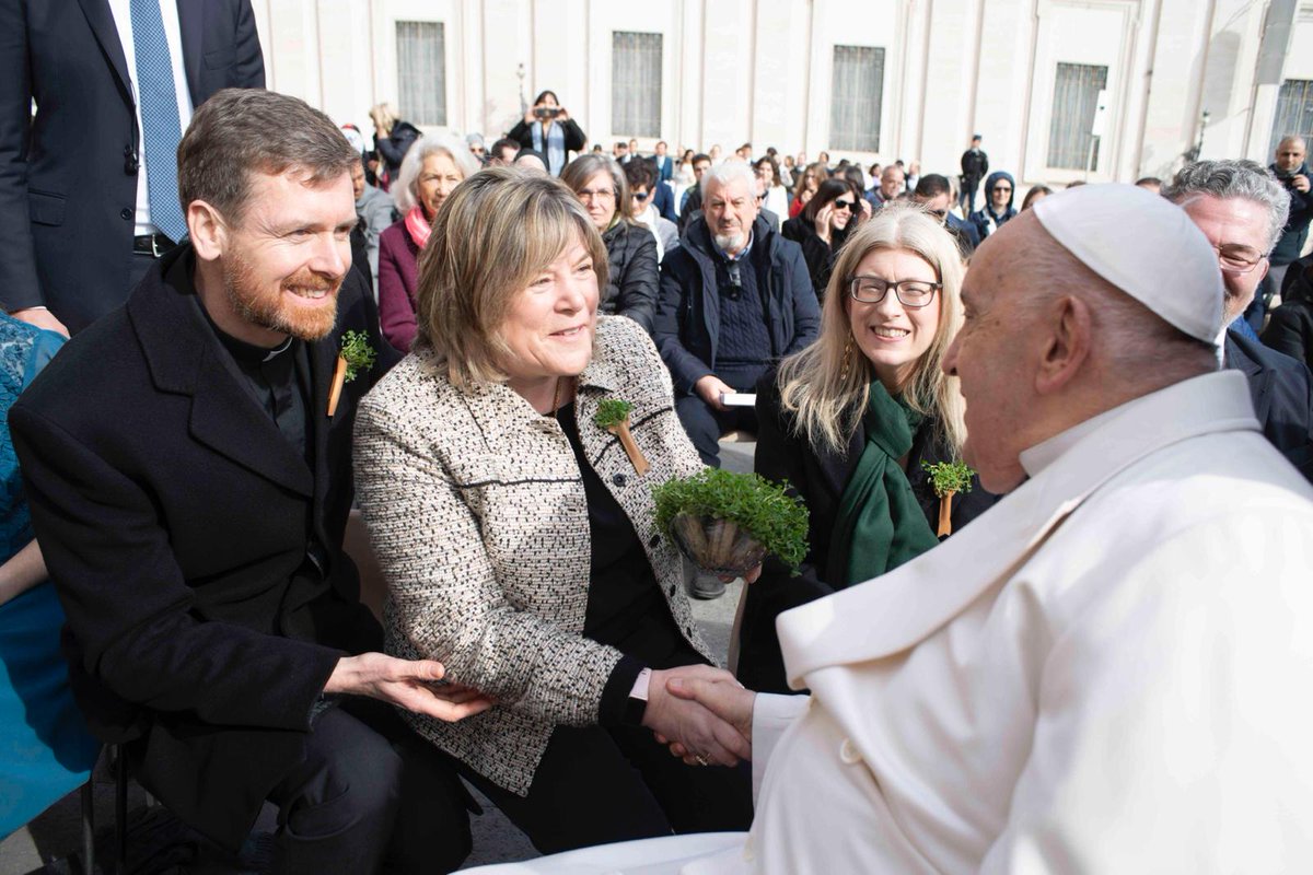 IrlEmbHolySee's tweet photo. Minister @MaryButlerTD attended the General Audience this morning in St. Peter’s Square with our 🇻🇦 Summit of the Future Youth Ambassadors Sinead &amp; Megan &amp; presented a bowl of shamrock to Pope Francis to mark #StPatricksDay 

Photo: Vatican media https://t.co/RagAr3Otjf