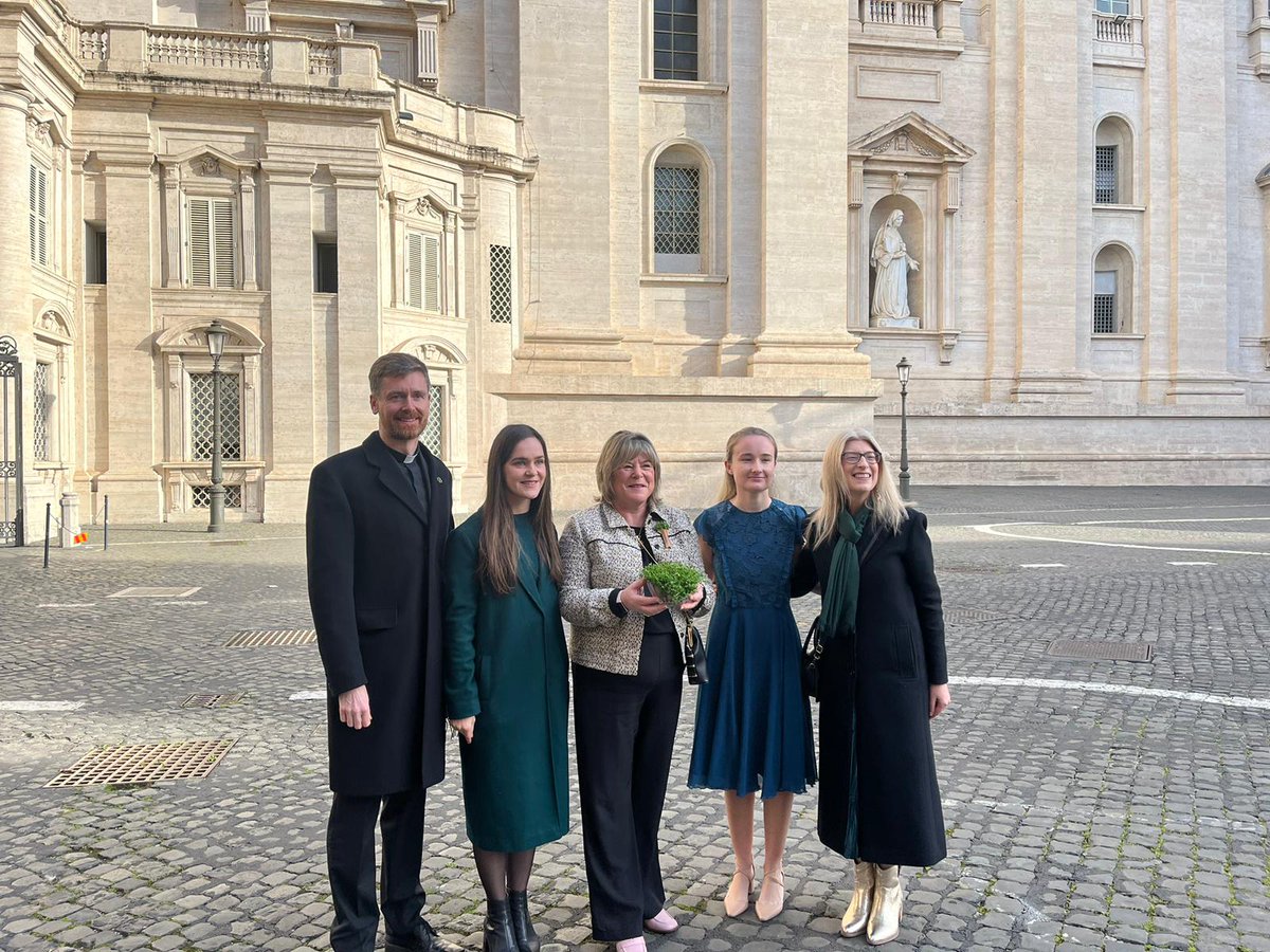 Minister <a href="/MaryButlerTD/">Mary Butler TD</a> attended the General Audience this morning in St. Peter’s Square with our 🇻🇦 Summit of the Future Youth Ambassadors Sinead &amp; Megan &amp; presented a bowl of shamrock to Pope Francis to mark #StPatricksDay 

Photo: Vatican media