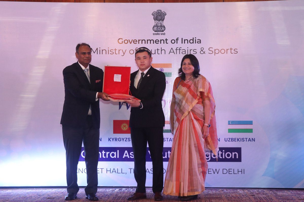 Shri Nitesh Kumar Mishra, Joint Secretary, Department of Youth Affairs, extends sincere gratitude as souvenirs and tokens of appreciation are exchanged between Kazakhstan and India, symbolizing our enduring partnership. #CAYD